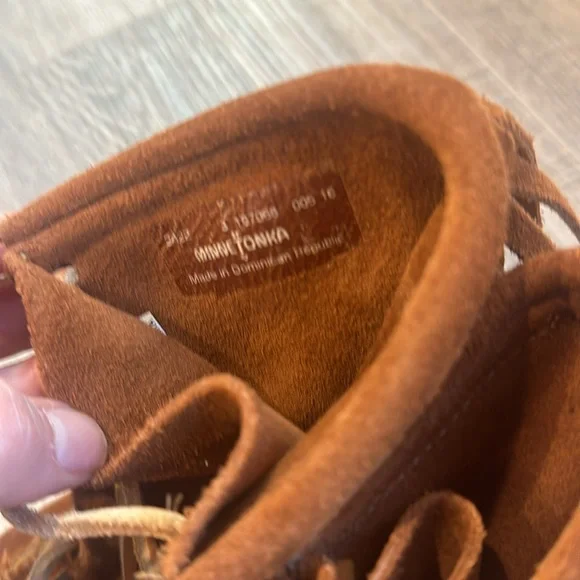 Minnetonka Little Girl’s Size 3 Shoes - Picture 6 of 7